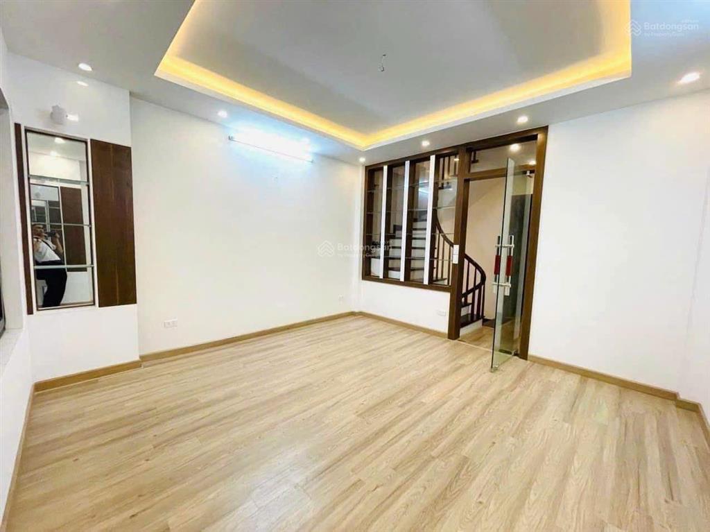Bán nhà lạc long quân 40m  5 tầng  6pn chỉ 35 bước ra hồ tây
