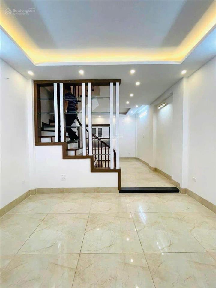 Bán nhà lạc long quân 40m  5 tầng  6pn chỉ 35 bước ra hồ tây