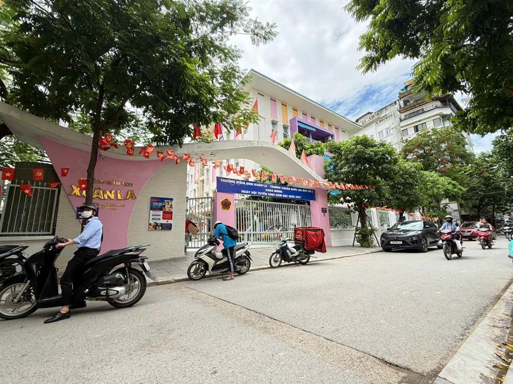 Bán nhà lạc long quân 40m  5 tầng  6pn chỉ 35 bước ra hồ tây
