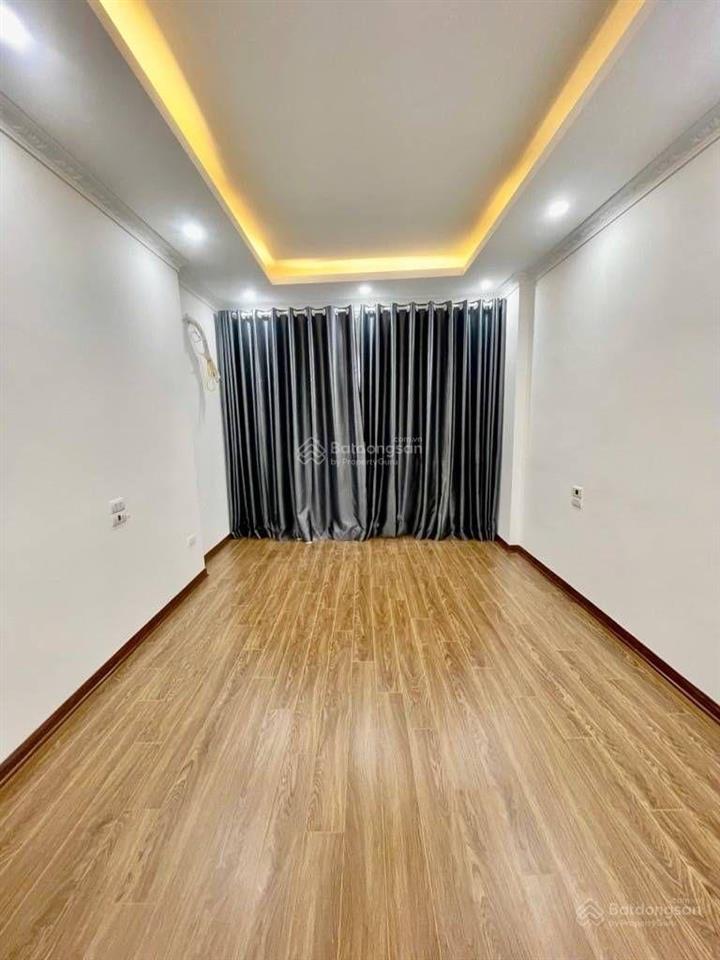 Chính chủ gửi bán dt 45m2 giá hơn 6 tỷ nhà 4 tầng ngọc hồi ô tô đỗ cửa dân cư đông vị trí đẹp