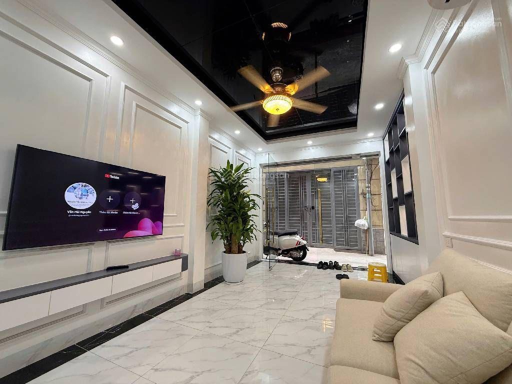 Hoàng cầu  47m2 x 5t  10m ra ngõ 3 ô tô tránh  nhỉnh 11 tỷ có tl  hiếm