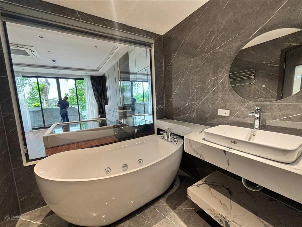 Lê đại hành, không quy hoạch  42m2 x 5t, thang máy  15m ra ô tô tránh  hàng xóm vincom bà triệu