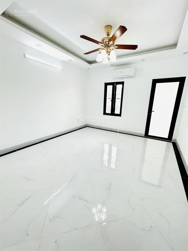 Hơn 9 tỷ  xã đàn  35m2 x 6t  thang máy  phân lô  20m ra ô tô tránh  không quy hoạch