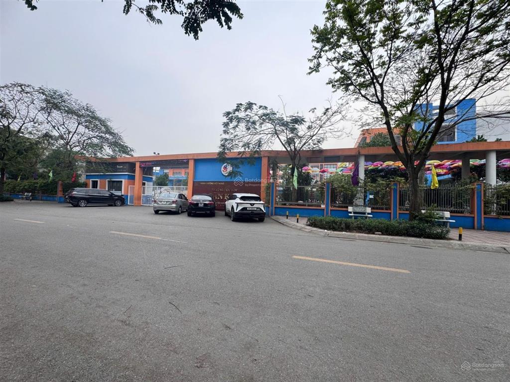Lô góc việt hưng 70m mt 7m ô tô trung tâm chỉ 8.4 tỷ . sổ vuông vắn. gần chợ  trường học.