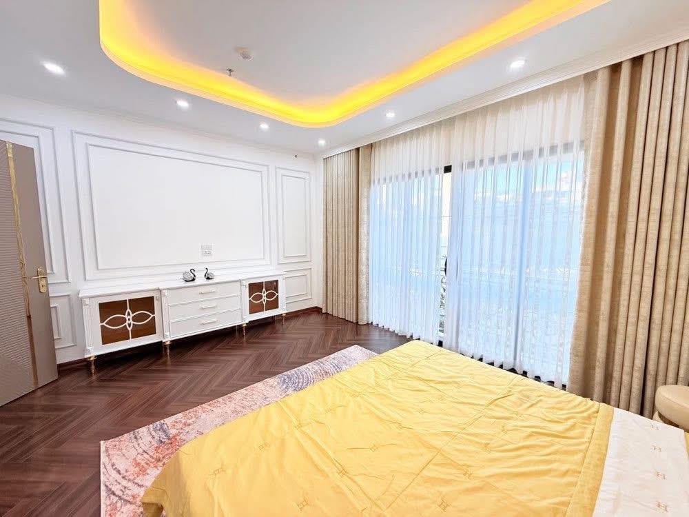 Chỉ 17 tỷ  bán nhà trần quốc hoàn 50m², mt 5m  phân lô vỉa hè ô tô tránh  thang máy