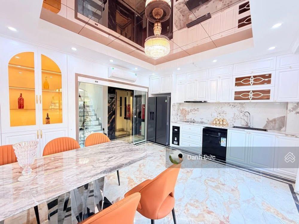 Chỉ 17 tỷ  bán nhà trần quốc hoàn 50m², mt 5m  phân lô vỉa hè ô tô tránh  thang máy