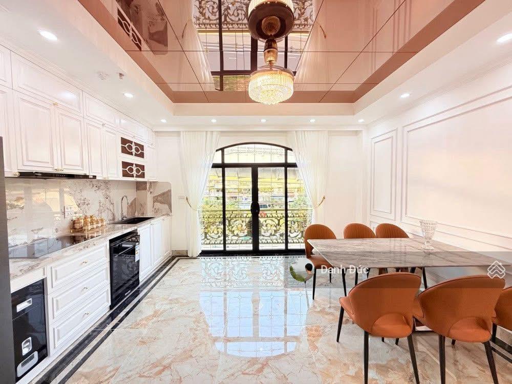 Chỉ 17 tỷ  bán nhà trần quốc hoàn 50m², mt 5m  phân lô vỉa hè ô tô tránh  thang máy