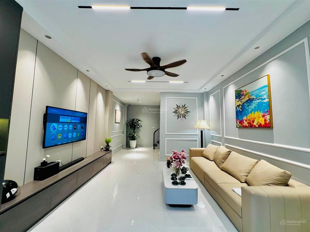 Chỉ hơn 9 tỷ  bán nhà nguyễn văn huyên 45m², thang máy  chỉ 20m ra đường ô tô tránh