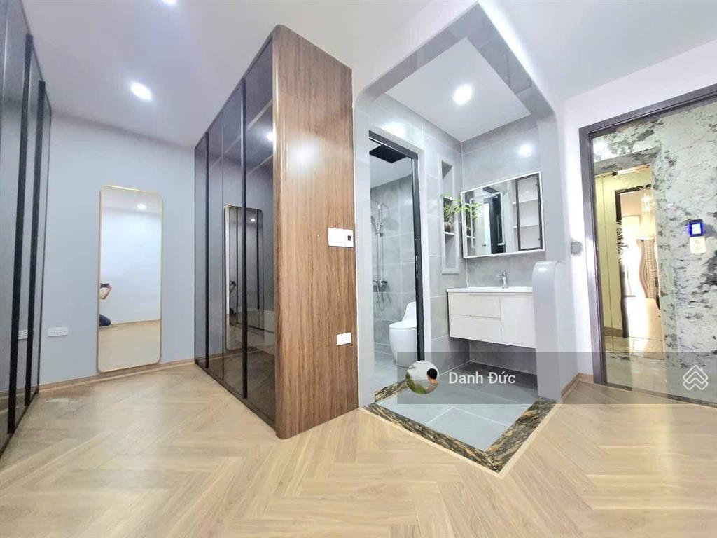 Bán nhà nguyễn văn huyên 55m2, mt 5.5m  phân lô vỉa hè ô tô tránh  khu vực vip