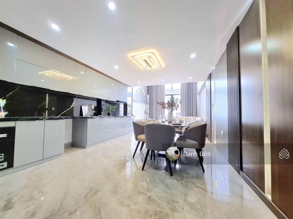 Bán nhà nguyễn văn huyên 55m2, mt 5.5m  phân lô vỉa hè ô tô tránh  khu vực vip