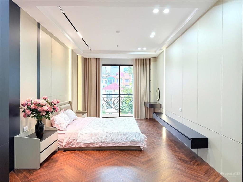 Bán nhà trung kính đôi 52m2, thang máy  phân lô ô tô tránh  cực gần phố