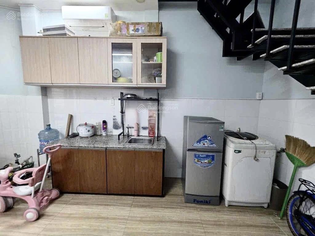 Nhà pastuer, lô góc, 1/sẹc  dtsd 75m2  10tr/tháng