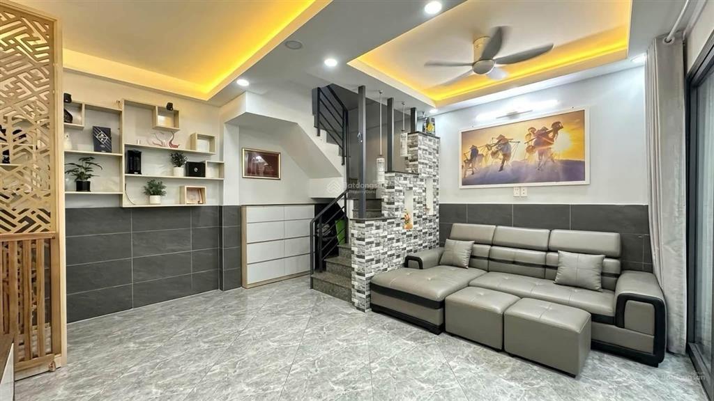 Nhà nở hậu, ngang 5m  trần quang diệu  32m2, 5 tầng  6,2 tỷ