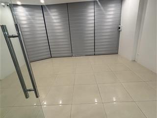 Mặt đường to phố bà triệu, 5 phút đi bộ đến hồ gươm.