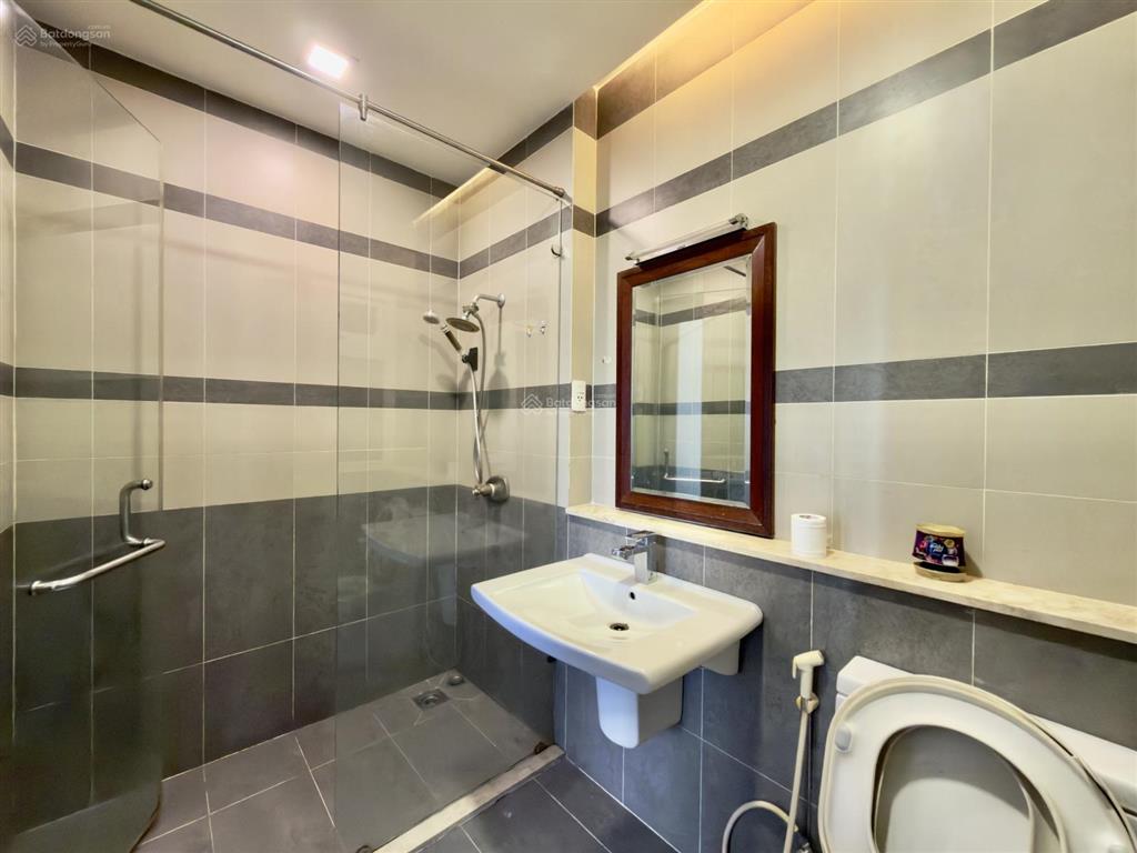 Cho thuê căn hộ 1 phòng ngủ ngay bờ kè nhiêu lộc  thang máy hầm xe  hồ bơi  giáp q3  q1 sân bay