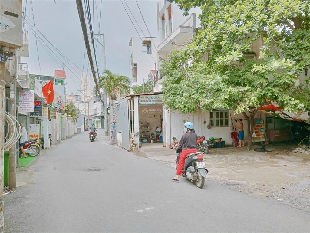 Quận 2  nhà đất rộng 156m2 ngang 7.7m nở hậu 11m hẻm nhựa ô tô, 3 pn  18,x tỷ tl