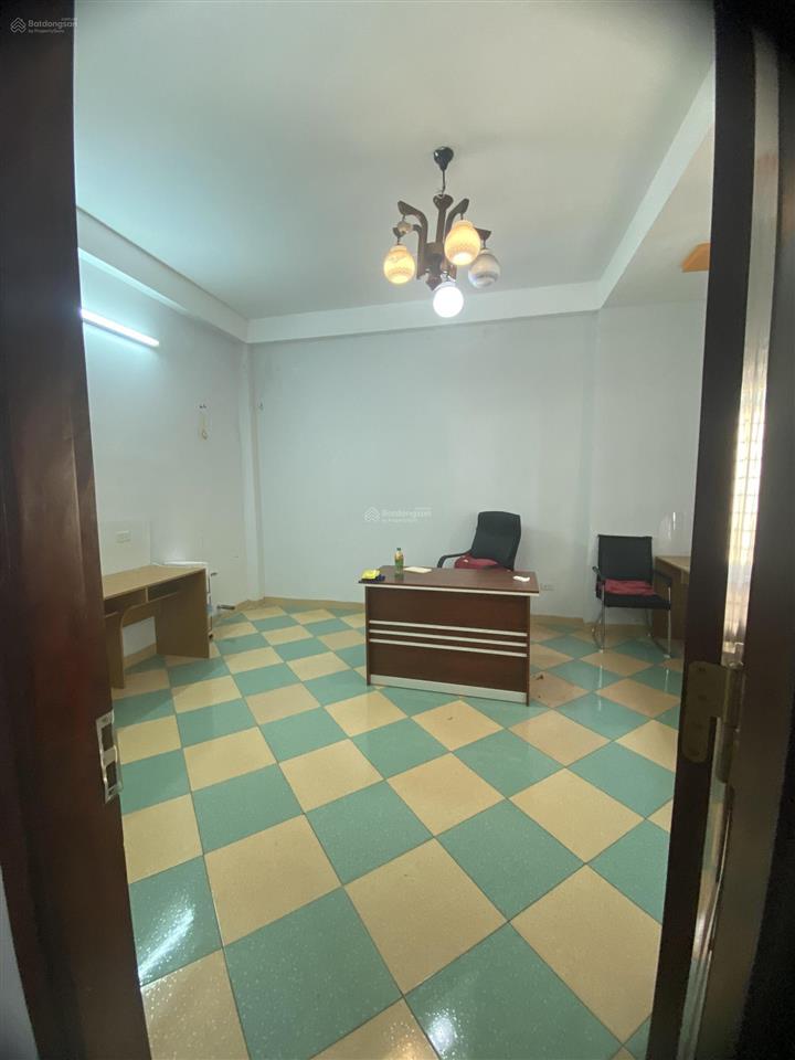 Cho thuê lô góc ngõ phố đỗ quang, cầu giấy. dt 70m2, 4,5 tầng. ôtô tránh. nhà đẹp. 35 tr/th