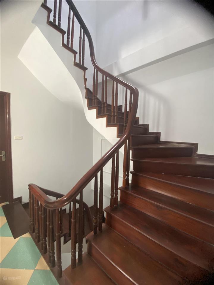 Cho thuê lô góc ngõ phố đỗ quang, cầu giấy. dt 70m2, 4,5 tầng. ôtô tránh. nhà đẹp. 35 tr/th