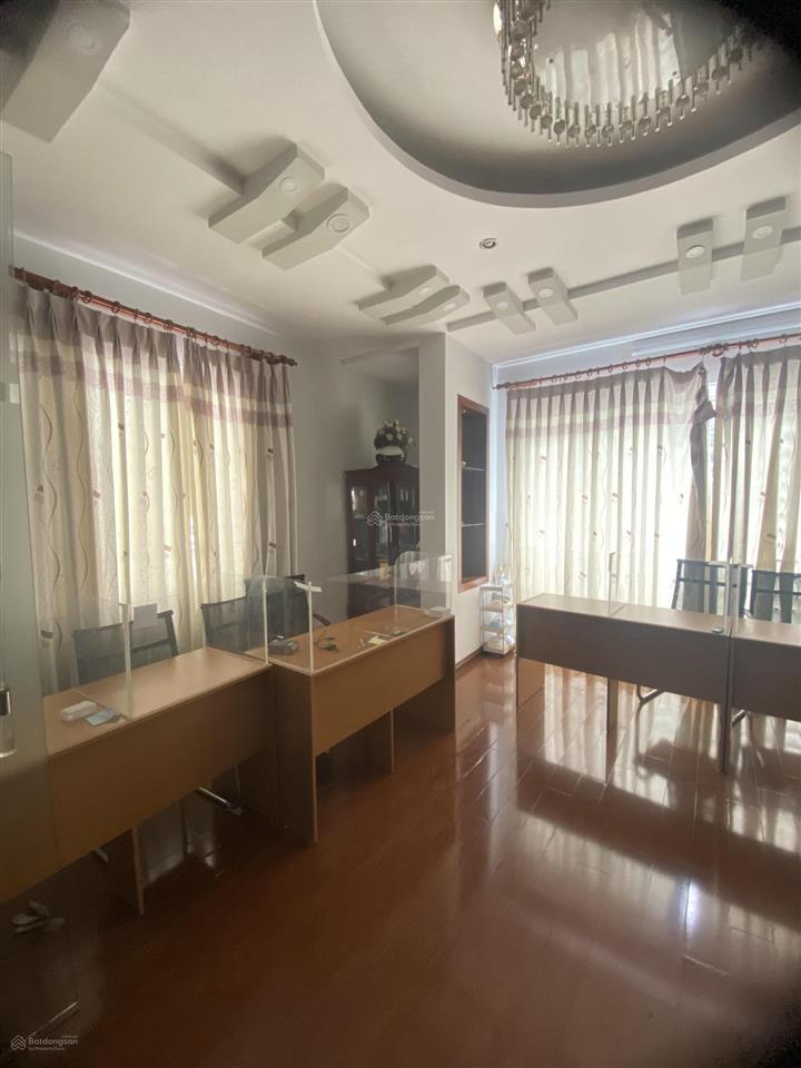 Cho thuê lô góc ngõ phố đỗ quang, cầu giấy. dt 70m2, 4,5 tầng. ôtô tránh. nhà đẹp. 35 tr/th