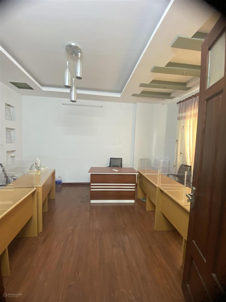 Cho thuê lô góc ngõ phố đỗ quang, cầu giấy. dt 70m2, 4,5 tầng. ôtô tránh. nhà đẹp. 35 tr/th