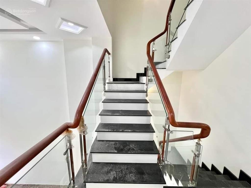 Bán nhà hà huy giáp quận 12  nhà 5 tầng  đường 12m  5.84 tỷ