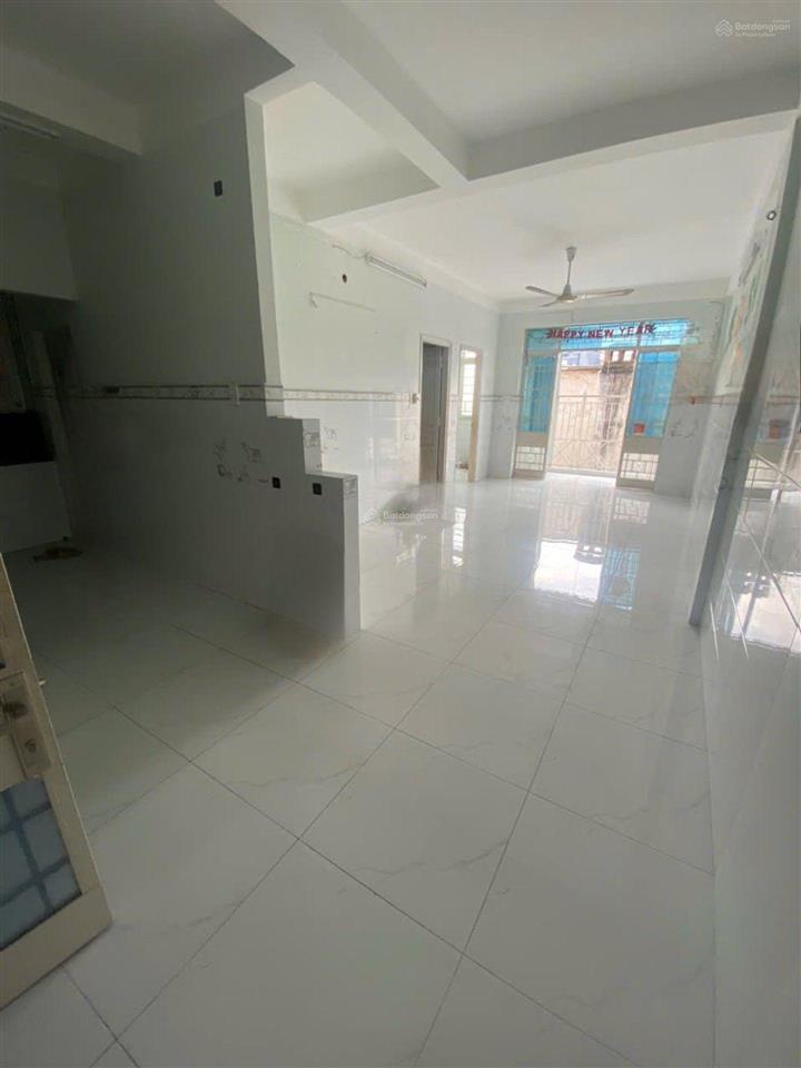 Căn hộ tản đà  2 phòng ngủ rộng  có ban công lớn, cửa sổ. gần cầu nguyễn tri phương. bv an bình