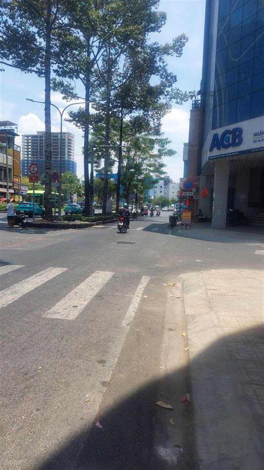 Cc lầu 1 có lửng  dt 75m2. nhà mơi đẹp vào ở ngay. gần thuận kiều plaza. chợ tân thành. ttquân 5.