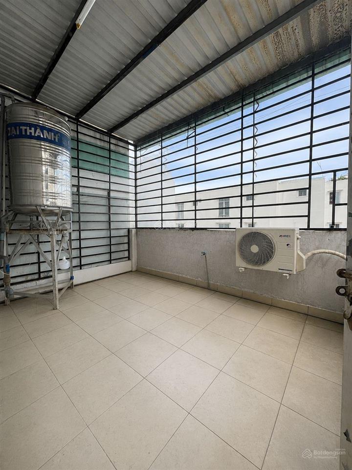 Nhà 4tâng  ngang rộng 4.5m đường nguyễn tiểu la quận 10. gần trường đại học kinh tế.
