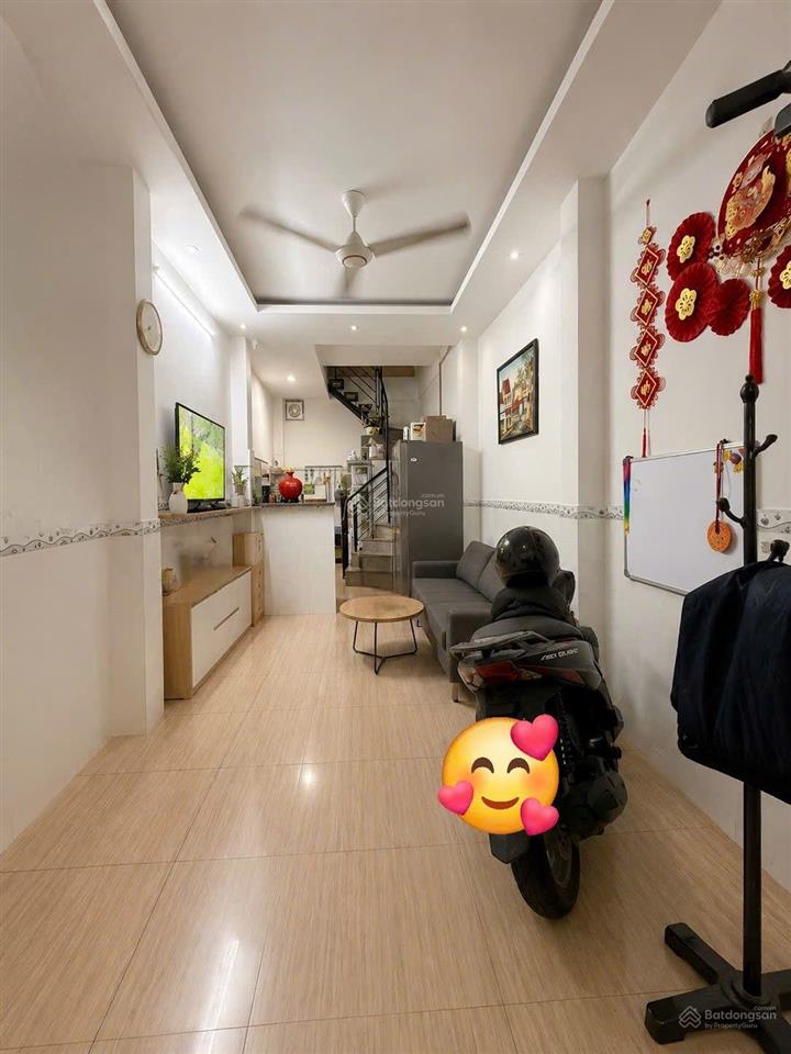 Nhà 3tâng hẻm thông đường nguyễn văn cừ. gần trường đhsư phạm. đi chợ bến thành, trạm metro chỉ 10p