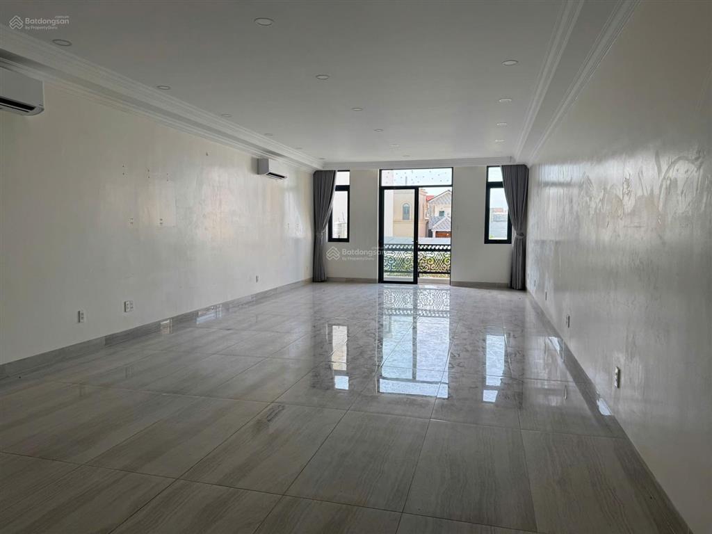 Cho thuê văn phòng đường trần não  80m2  giá thuê 17 triệu/tháng   0971 079 ***