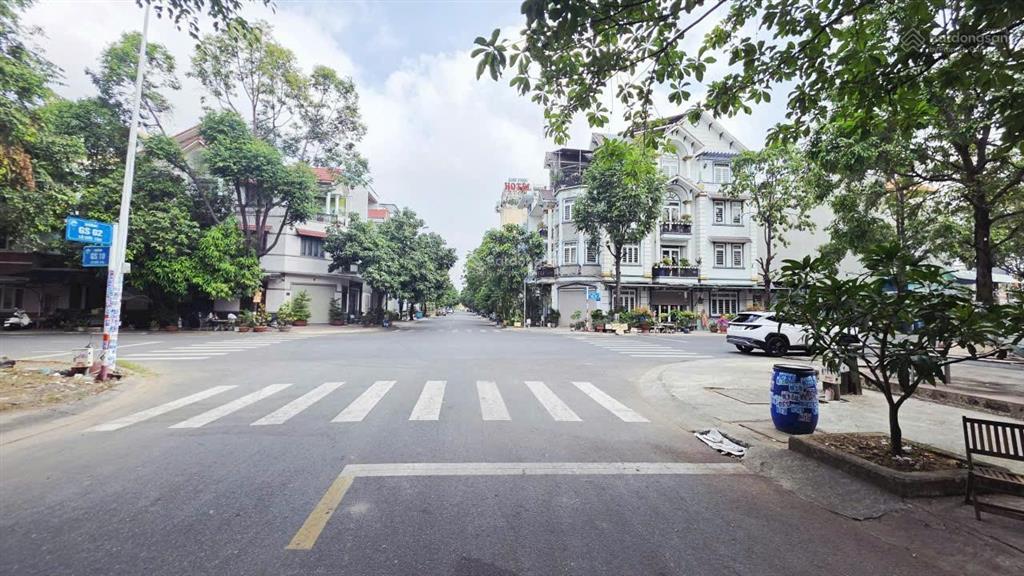 Nền đất vip gs2  green square, go! dĩ an   trung tâm sầm uất  kế bên go! dĩ an  dt 518 (90m2)
