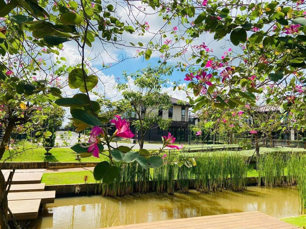 38triệu/m2. biệt thự 4 mặt sân vườn 300m2 1 trệt 1 lầu. khu đô thị nhật waterpoint cách q7 35 phút