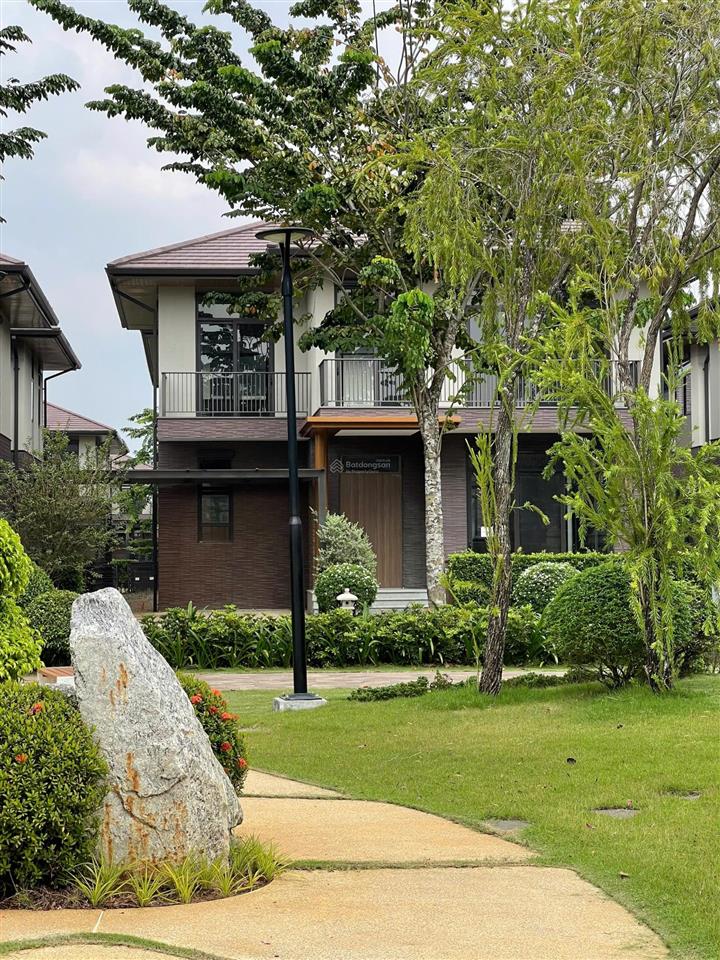 38triệu/m2. biệt thự 4 mặt sân vườn 300m2 1 trệt 1 lầu. khu đô thị nhật waterpoint cách q7 35 phút