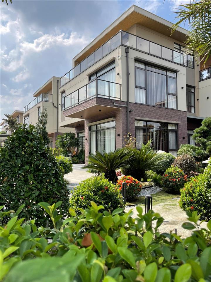 38triệu/m2. biệt thự 4 mặt sân vườn 300m2 1 trệt 1 lầu. khu đô thị nhật waterpoint cách q7 35 phút