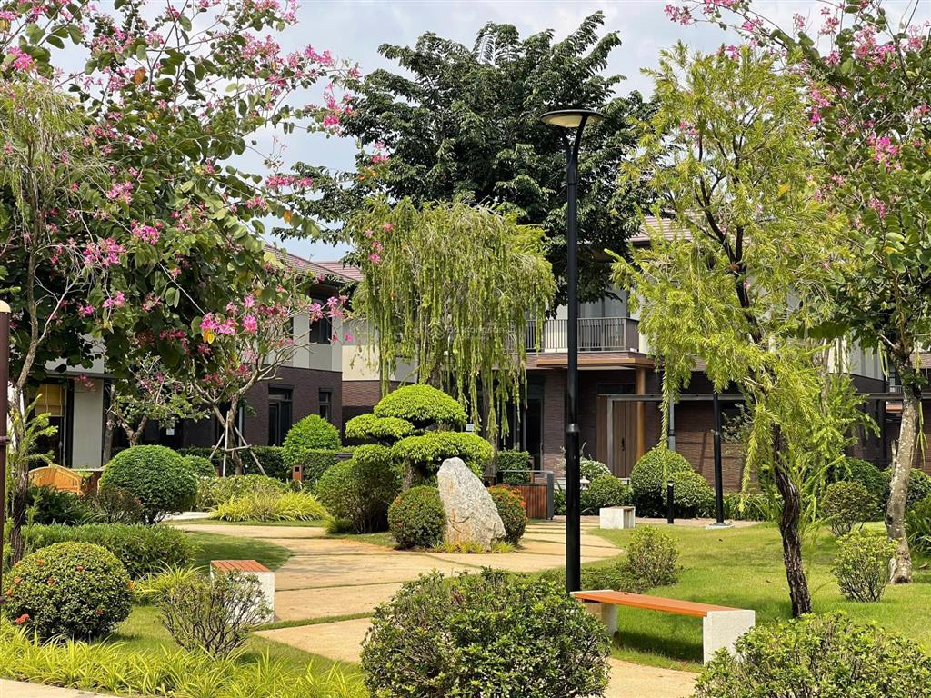 38triệu/m2. biệt thự 4 mặt sân vườn 300m2 1 trệt 1 lầu. khu đô thị nhật waterpoint cách q7 35 phút