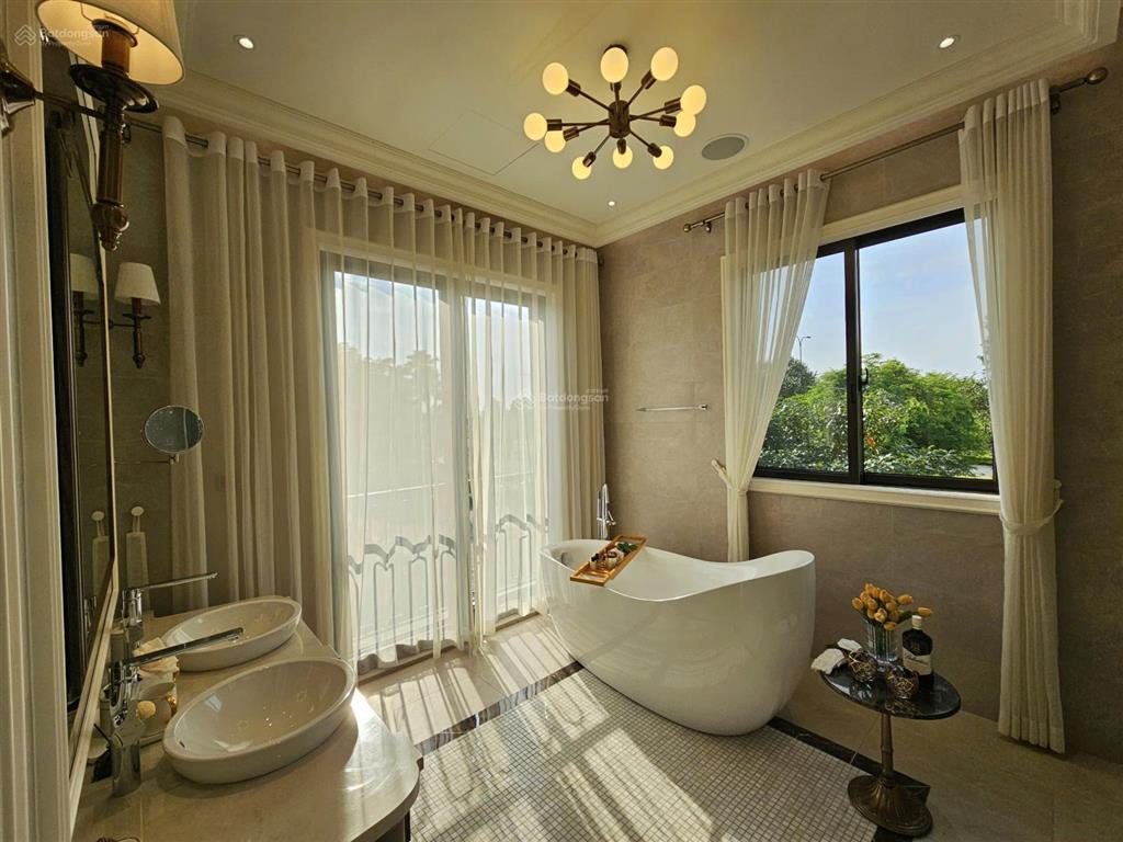 Biệt thự kênh đào 300m2/4pn/4wc. cách q7 chỉ 40ph. đầy đủ trường quốc tế, phòng khám, siêu thị