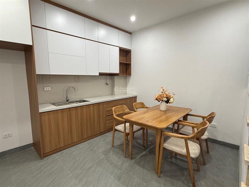 8,9 tỷ, nhà đẹp ngõ tô hoàng  bạch mai sân rộng, 2 mặt thoáng, 55m2, 4p ngủ vể ở ngay