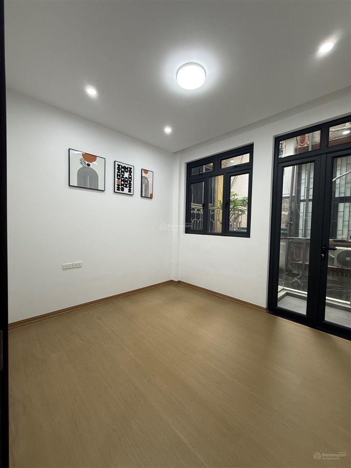 8,9 tỷ, nhà đẹp ngõ tô hoàng  bạch mai sân rộng, 2 mặt thoáng, 55m2, 4p ngủ vể ở ngay