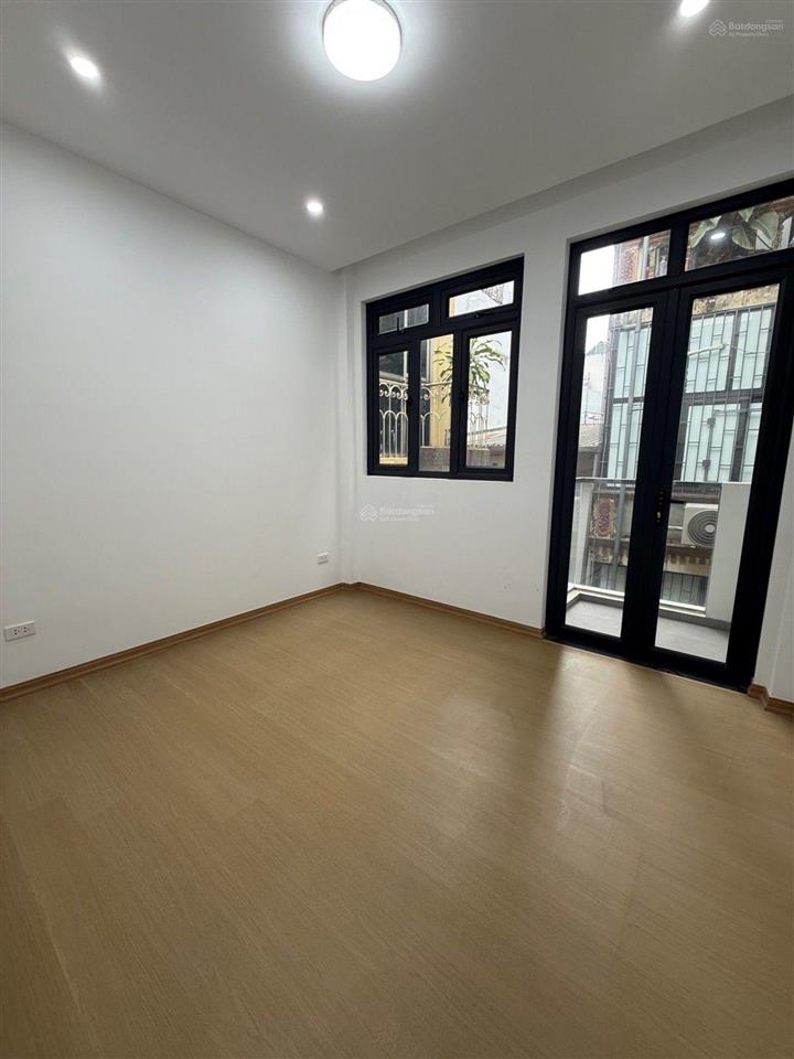 8,9 tỷ, nhà đẹp ngõ tô hoàng  bạch mai sân rộng, 2 mặt thoáng, 55m2, 4p ngủ vể ở ngay