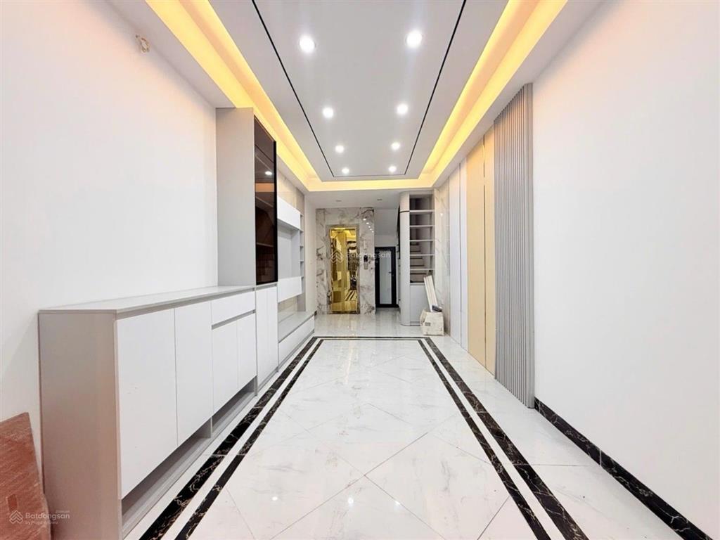 Hơn 11 tỷ  nr phố trần khát chân  võ thị sáu. dt 63m2, 5 tầng, thang máy, mt 5,5m, ở cực sướng