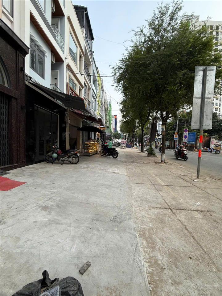 Mặt tiền quận 4 ngay bến vân đồn, dt 70m2 ngang 4m, lề 8m, hẻm sau 4m