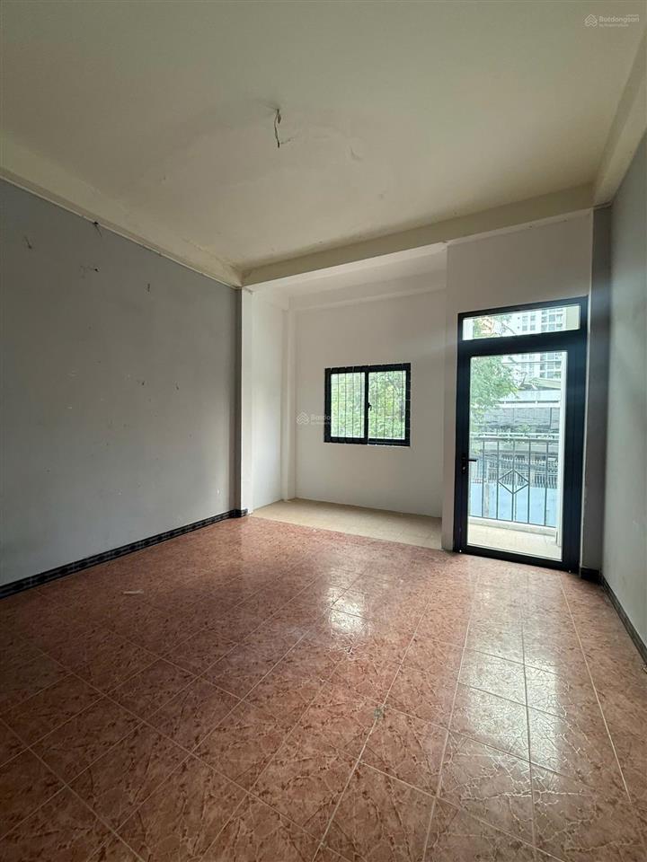 Mặt tiền quận 4 ngay bến vân đồn, dt 70m2 ngang 4m, lề 8m, hẻm sau 4m