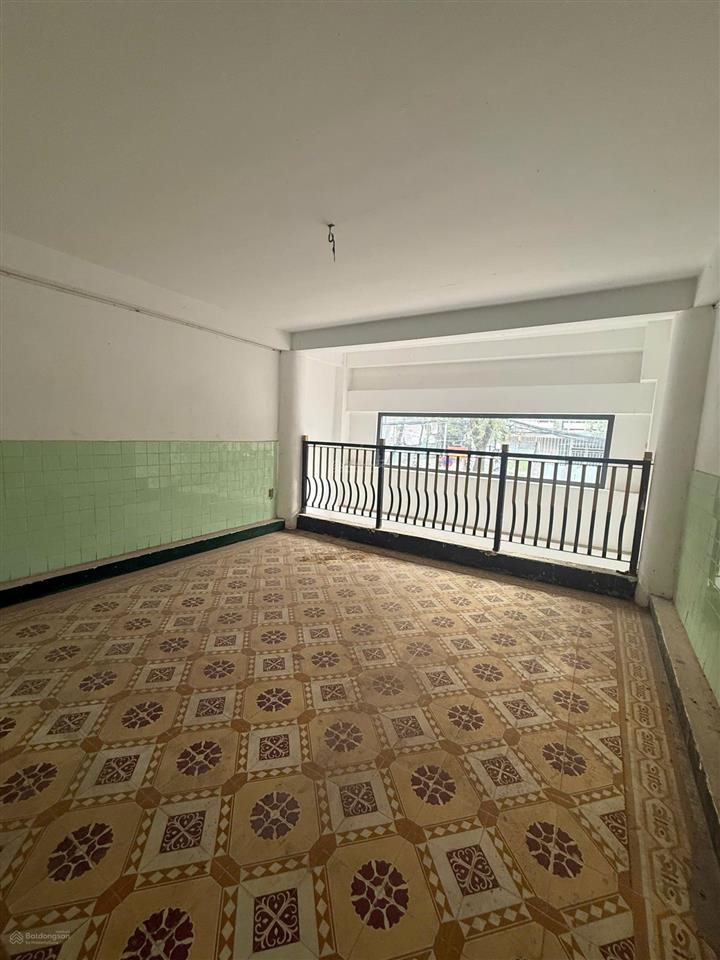 Mặt tiền quận 4 ngay bến vân đồn, dt 70m2 ngang 4m, lề 8m, hẻm sau 4m