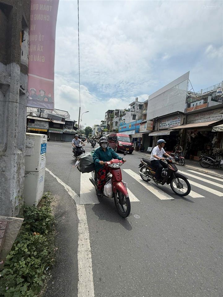 Mặt tiền lê đại hành quận 11, gần chợ rẫy dt 105m2 cn 81m2 có lề, chỉ 21.95 tỷ