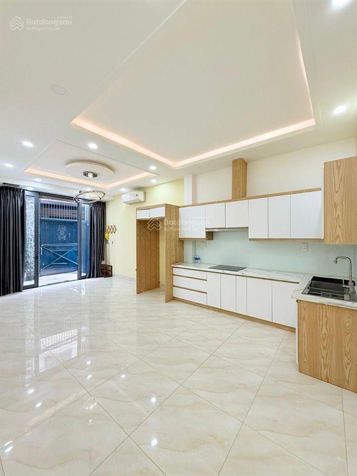 Nở hậu 4.8m, 41m2, 4 tầng, ban công, giếng trời, nhà mới đẹp. gần hxh, mặt tiền đường. kv an ninh.