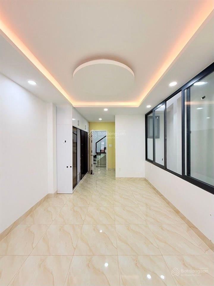 Nở hậu 4.8m, 41m2, 4 tầng, ban công, giếng trời, nhà mới đẹp. gần hxh, mặt tiền đường. kv an ninh.
