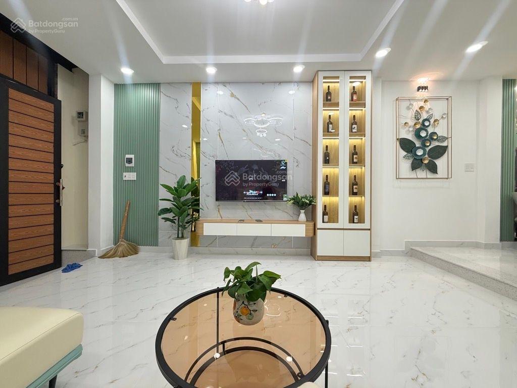 Xe hơi ngủ trong nhà.đất vuông đẹp, phú nhuận