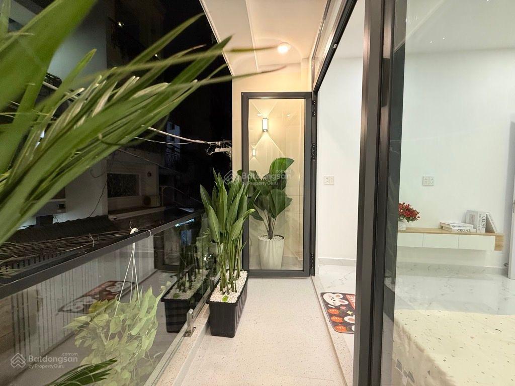 Xe hơi ngủ trong nhà.đất vuông đẹp, phú nhuận