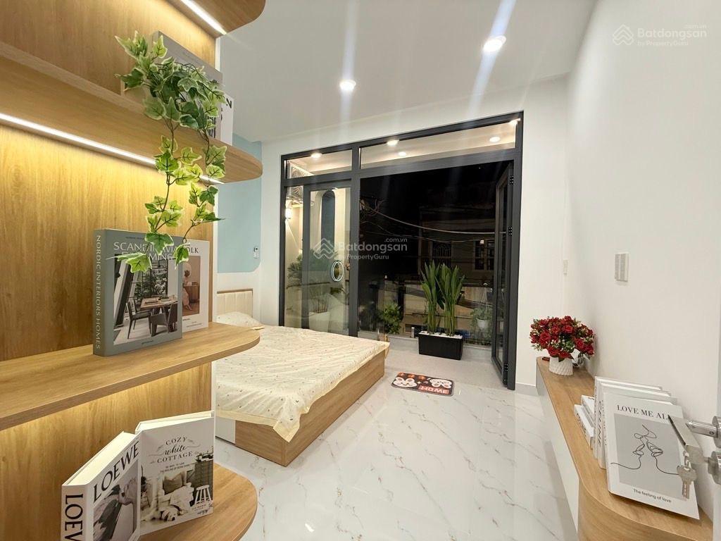 Xe hơi ngủ trong nhà.đất vuông đẹp, phú nhuận