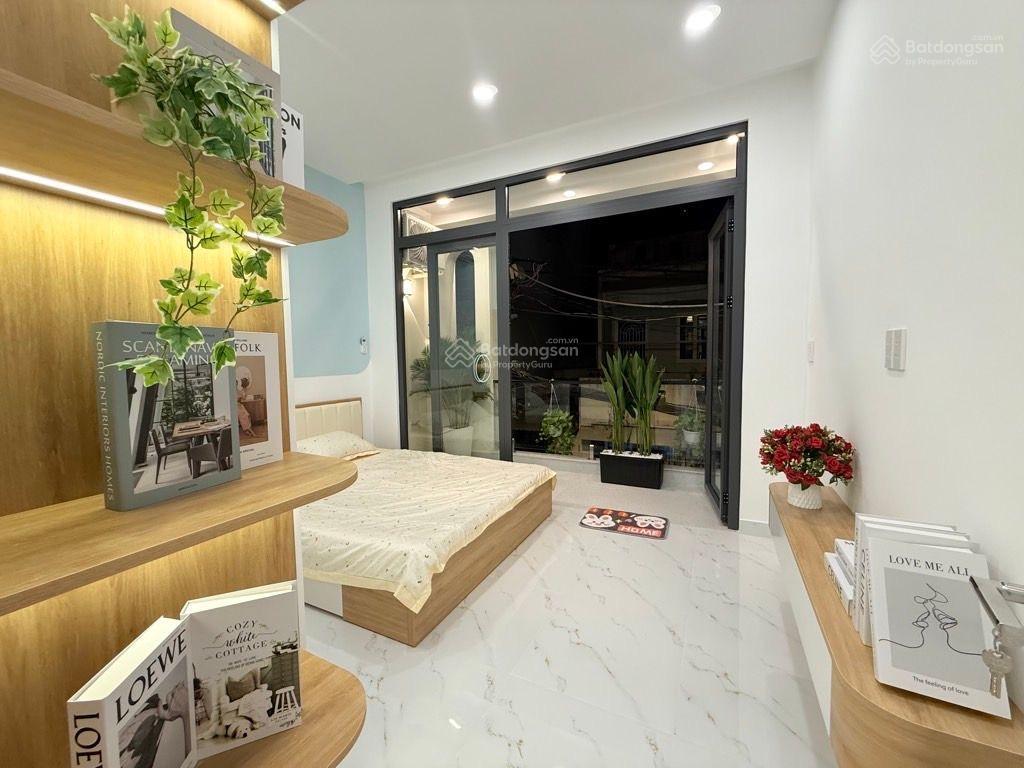 Xe hơi ngủ trong nhà.đất vuông đẹp, phú nhuận